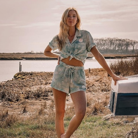 NWT - Volcom Women's Outer Banks X Netflix OBX Sarah Short Sleeve Woven Shirt - Picture 13 of 13